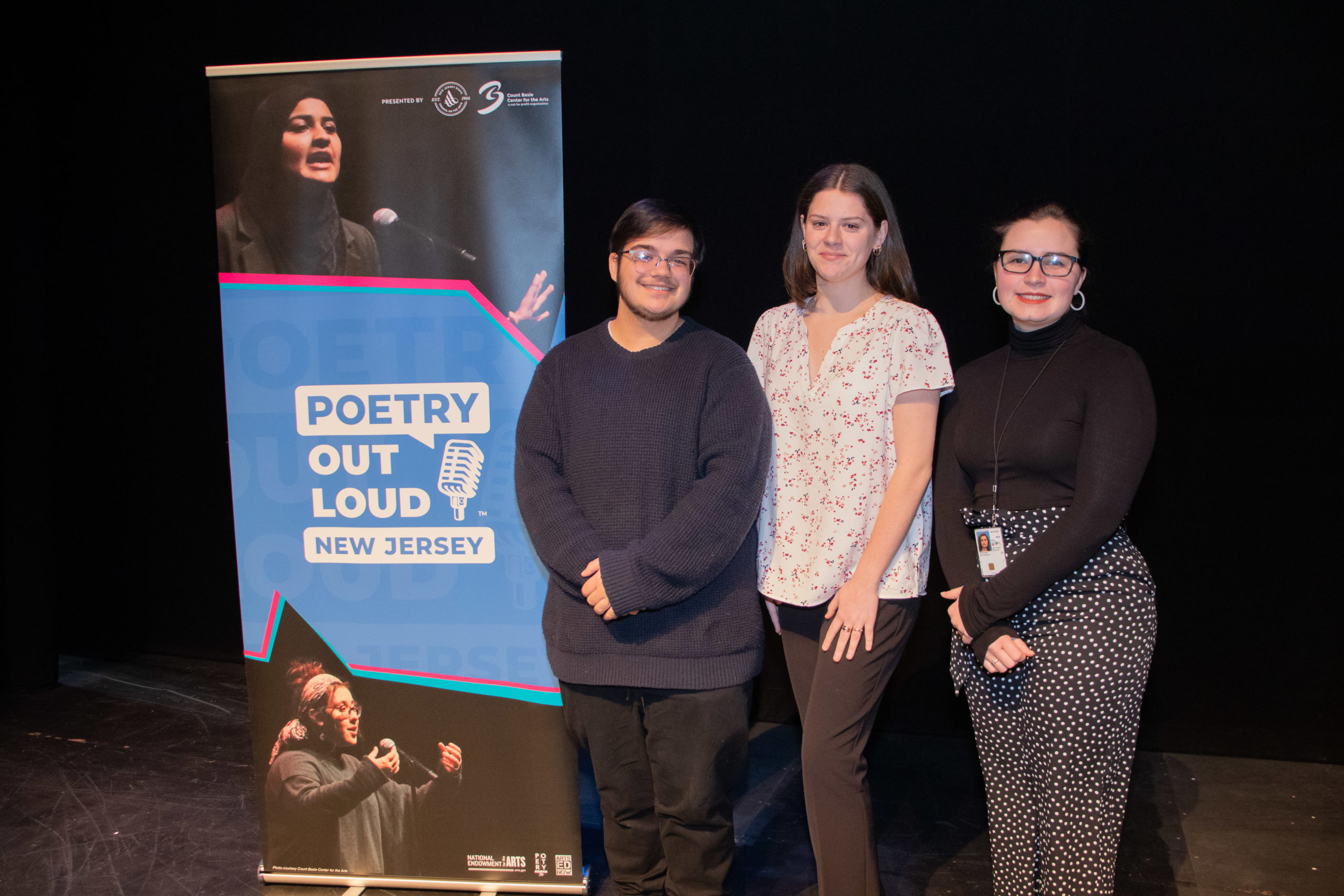 El subcampeón de New Jersey Poetry Out Loud, Connor Gargiulo (izq.), la campeona Lydia Smith (centro) y Kate Morgan del Fondo Nacional de las Artes.