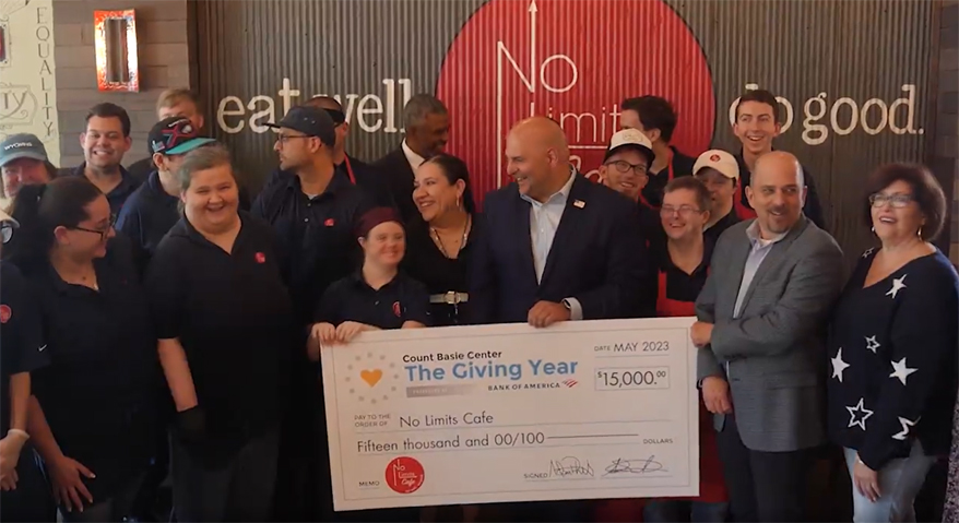 Funcionarios del Count Basie Center y del Bank of America entregan a No Limits Cafe un cheque de $15,000 como parte de The Giving Year