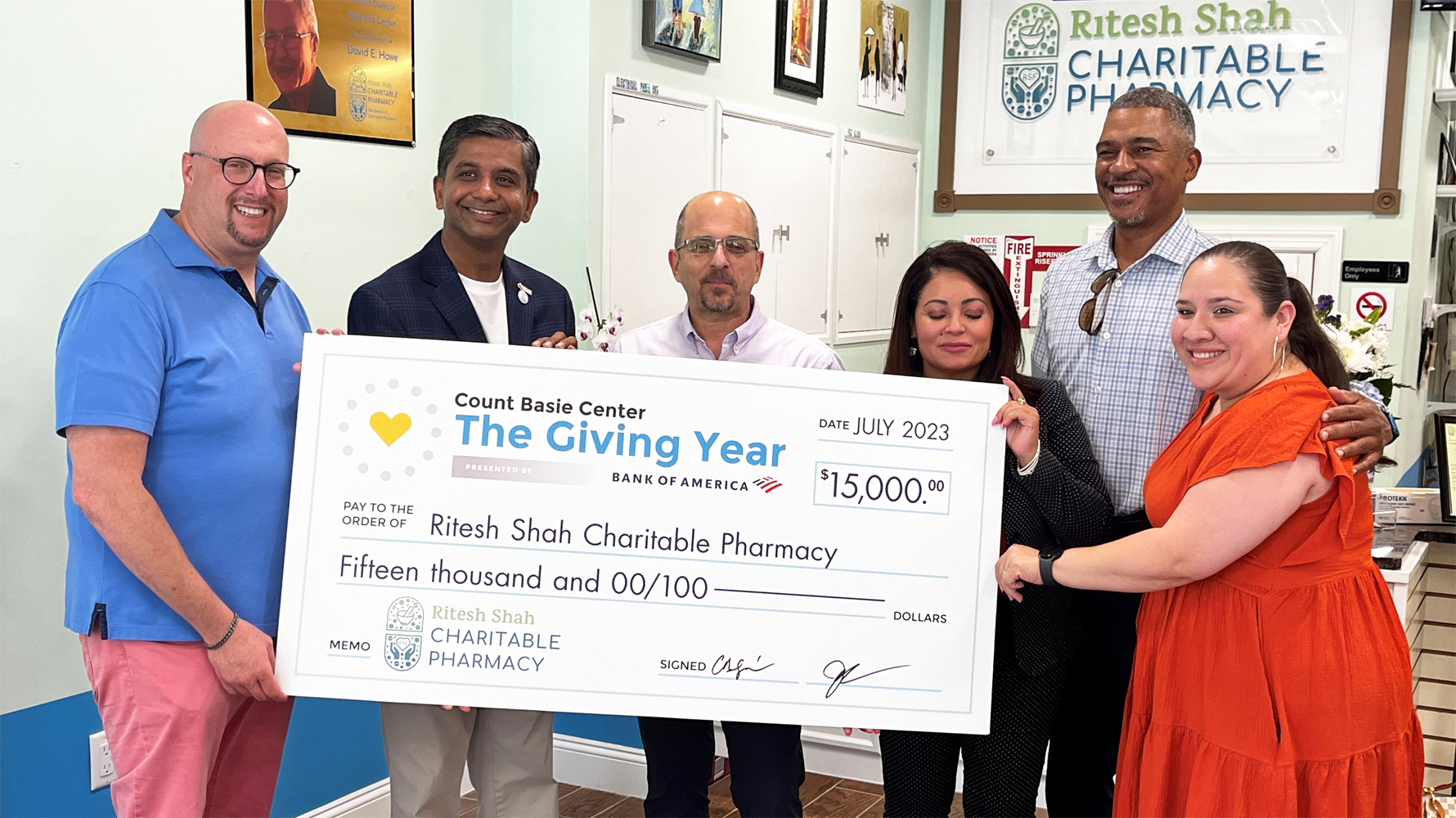 El Basie Center y el Bank of America presentan un cheque a la farmacia benéfica Ritesh Shah como parte de la iniciativa The Giving Year. 