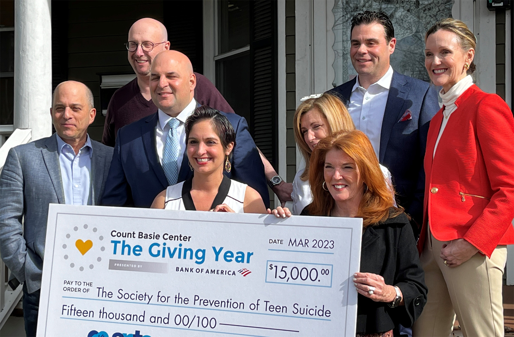 Funcionarios del Centro Count Basie y del Bank of America reconocen a la Sociedad para la Prevención del Suicidio en Adolescentes durante la iniciativa THE GIVING YEAR