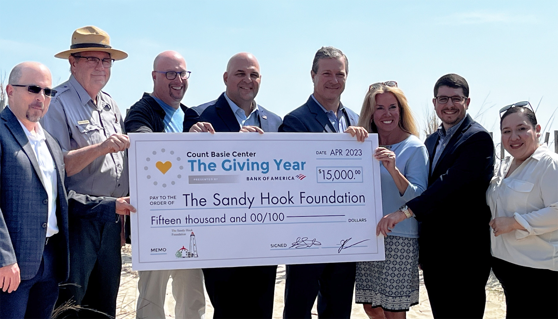 Funcionarios del Centro Count Basie y del Bank of America entregan a la Fundación Sandy Hook un cheque de $15,000 como parte de la iniciativa THE GIVING YEAR