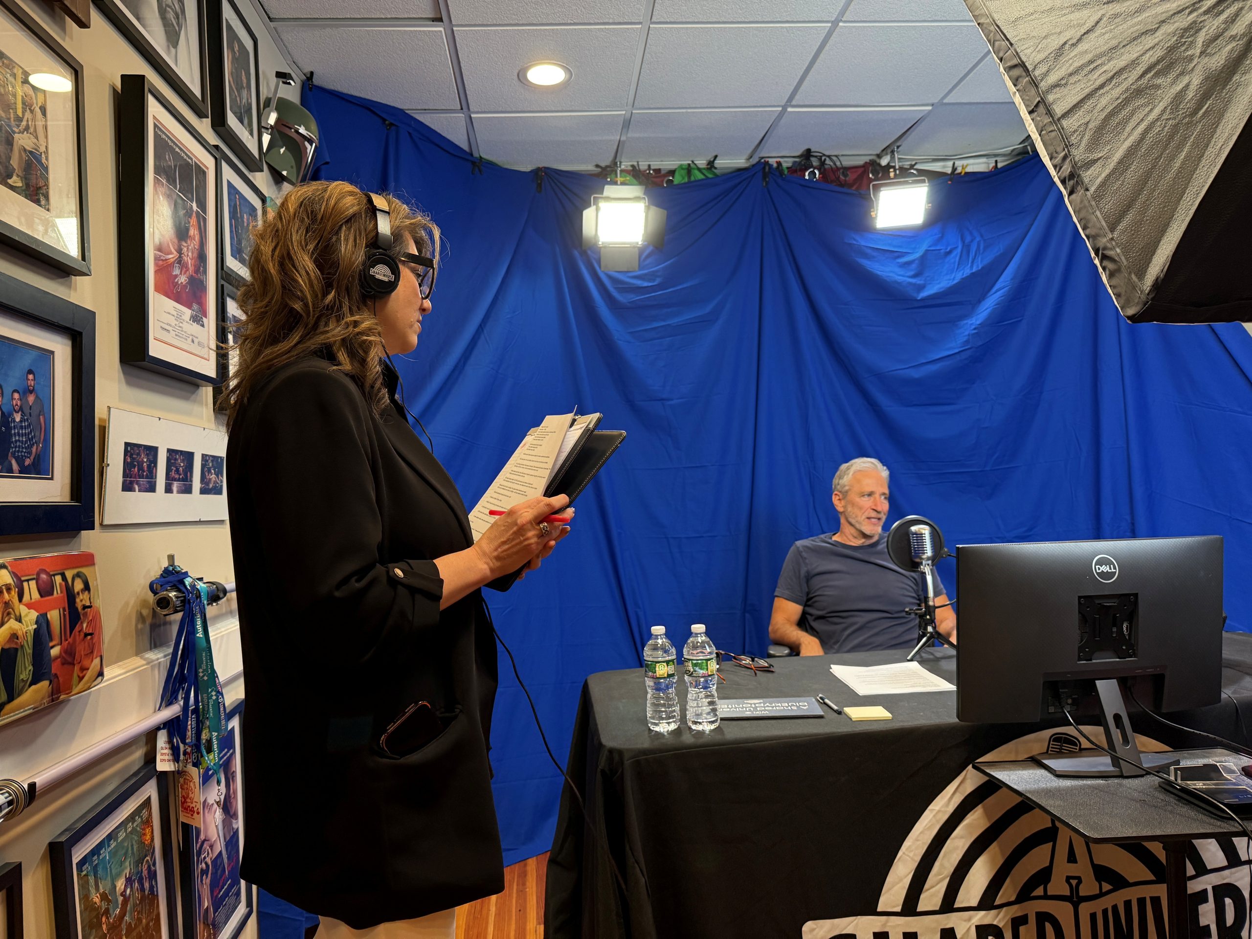 Jon Stewart en el estudio del podcast A Shared Universe